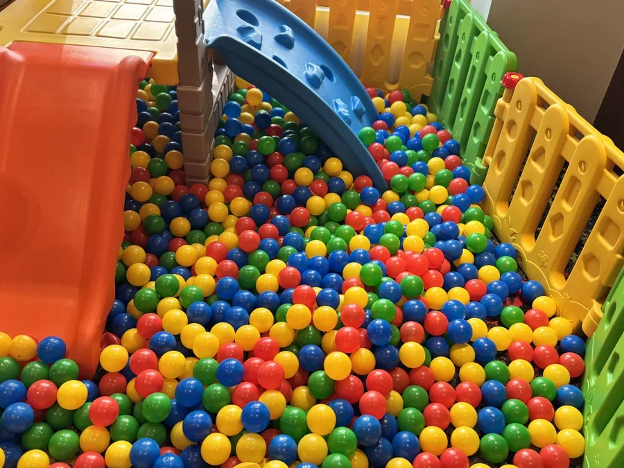 Bällebad mit bunten Bällen und Rutsche