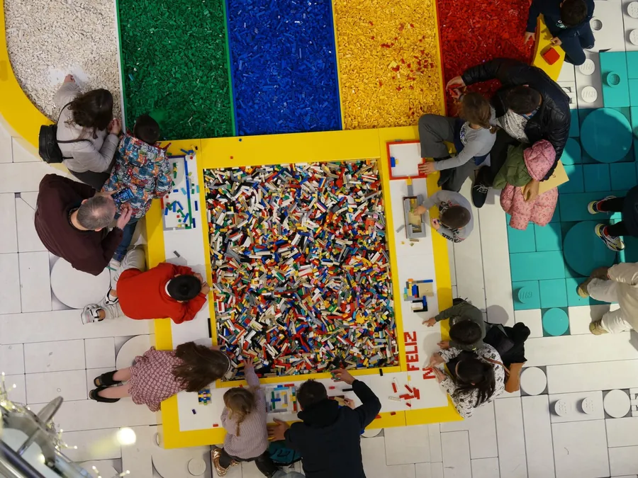 Kinder und Eltern bauen gemeinsam mit Bausteinen