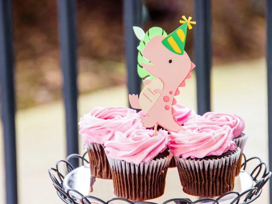 Geburtstags-Cupcakes mit Dino-Deko