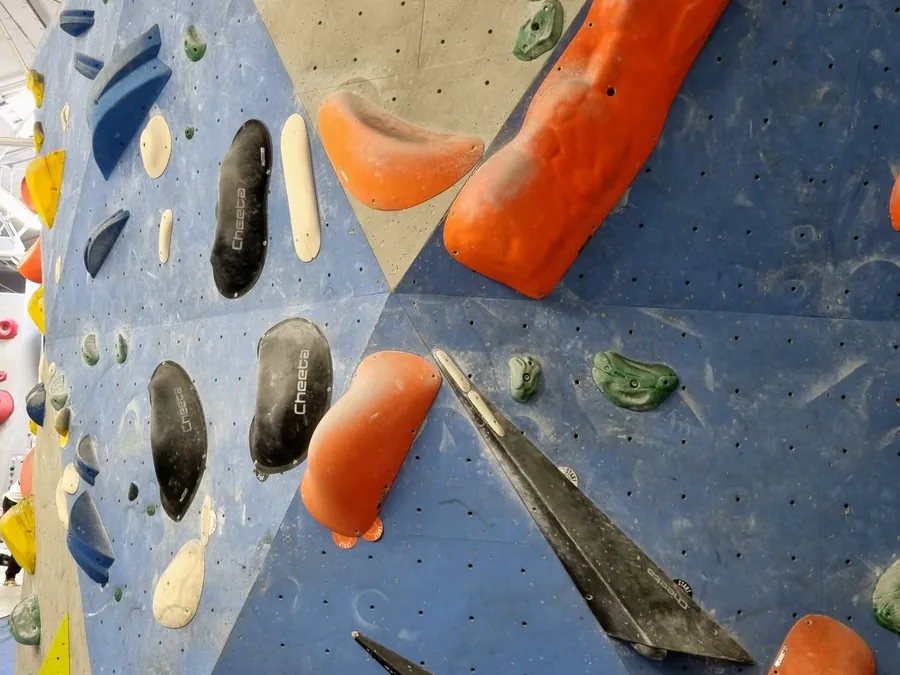 Bunte Griffe an einer Kletterwand